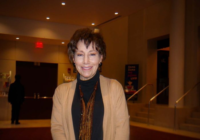 Арден Твайнин смотрела Shen Yun в театре Hanover в Вустере 15 января. (Sherry Dong/The Epoch Times)