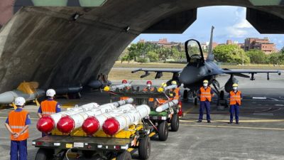 Военнослужащие стоят рядом с Harpoon A-84, противокорабельными ракетами и ракетами класса «воздух-воздух» AIM-120 и AIM-9, перед истребителем F16V на авиабазе Хуалянь в юго-восточном тайваньском округе Хуалянь 17 августа 2022 г. (AP Photo/Johnson Lai)