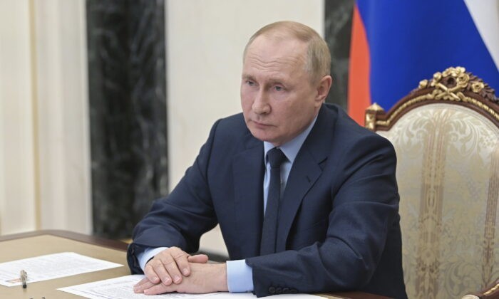 Владимир Путин объявил временное прекращение огня в Украине Президент России Владимир Путин на совещании в режиме телеконференции в Москве, Россия, 22 августа 2022 года. (Pavel Byrkin/Sputnik/Kremlin pool, photo via AP)