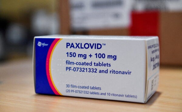 Таблетки для лечения COVID-19 Paxlovid в коробке в больнице Misericordia в Гроссето, Италия, 8 февраля 2022 года. (Jennifer Lorenzini/Reuters)