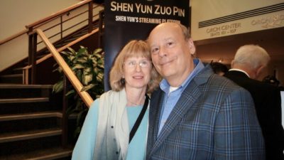 Джо и Лори Депаоло посмотрели шоу Shen Yun Performing Arts в Центре исполнительских искусств Кёртиса М. Филлипса 3 января 2023 года. (Dongyu Teng/The Epoch Times)