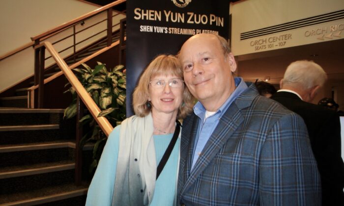 Джо и Лори Депаоло посмотрели шоу Shen Yun Performing Arts в Центре исполнительских искусств Кёртиса М. Филлипса 3 января 2023 года. (Dongyu Teng/The Epoch Times)