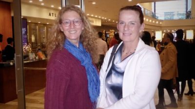 Лорен Лукерт (слева) и Марсия Вайльбах наслаждались шоу Shen Yun Performing Arts в Atlanta Symphony Hall в Атланте 7 января 2023 года. (Frank Liang/The Epoch Times)
