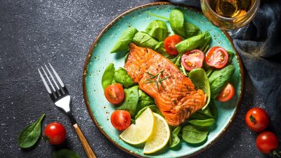 Лосось и шпинат с помидорами черри — вкусное кето-блюдо. (nadianb/Shutterstock)