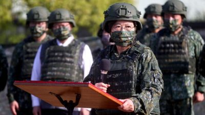 Президент Тайваня Цай Инвэнь посещает армейский резерв во время учений в Наньшипу, Тайвань, 12 марта 2022 года. (Ann Wang/Reuters)
