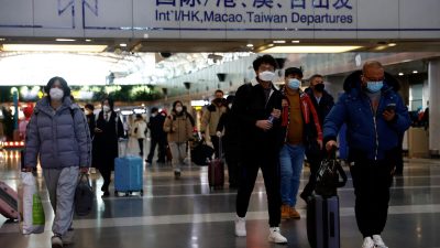 Путешественники со своим багажом в международном аэропорту Beijing Capital в Пекине, 27 декабря 2022 года. (Tingshu Wang/Reuters)