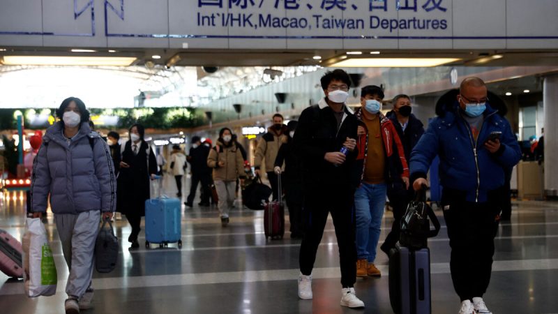 Путешественники со своим багажом в международном аэропорту Beijing Capital в Пекине, 27 декабря 2022 года. (Tingshu Wang/Reuters)
