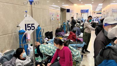 Пациенты лежат на кроватях в коридоре отделения неотложной помощи больницы Чжуншань во время вспышки COVID-19 в Шанхае, Китай, 3 января 2023 года. (Staff/Reuters)