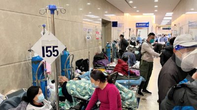 Пациенты лежат на койках в коридоре отделения неотложной помощи больницы Чжуншань во время вспышки COVID-19 в Шанхае, Китай, 3 января 2023 года. (Staff/file/Reuters)
