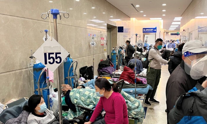 Пациенты лежат на койках в коридоре отделения неотложной помощи больницы Чжуншань во время вспышки COVID-19 в Шанхае, Китай, 3 января 2023 года. (Staff/file/Reuters)
