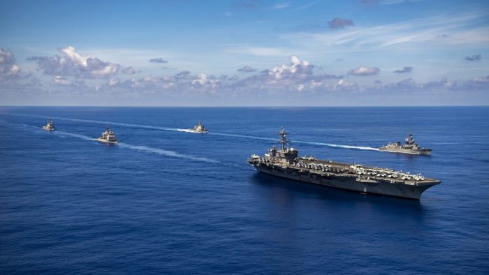 Авианосец класса Nimitz USS Carl Vinson (CVN 70), ракетный крейсер класса Ticonderoga USS Lake Champlain (CG 57), ракетный эсминец класса Arleigh Burke USS Chafee (DDG 90), эсминец JS Ikazuchi (DD 107) класса Murasame и ракетный эсминец JS Chōkai (DDG 176) японских морских сил самообороны (JMSDF) в Филиппинском море 19 сентября 2021 г. (U.S. Navy photo by Mass Communication Specialist 2nd Class Haydn N. Smith)