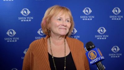 Кэрол Шелдон посетила представление Shen Yun Performing Arts в зале William B. Bell Auditorium в Огасте 11 января 2023 года. (NTD)