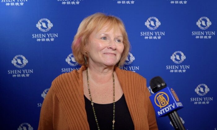 Кэрол Шелдон посетила представление Shen Yun Performing Arts в зале William B. Bell Auditorium в Огасте 11 января 2023 года. (NTD)