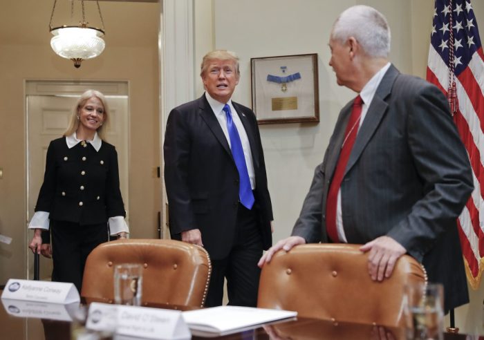 Келлиэнн Конуэй, старший советник президента Дональда Трампа, выступает перед СМИ в Белом доме в Вашингтоне 15 марта 2019 года. (Charlotte Cuthbertson/The Epoch Times)