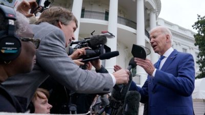 Президент Джо Байден беседует с журналистами за пределами Белого дома в Вашингтоне 4 января 2023 года на Южной лужайке. (AP Photo/Susan Walsh)
