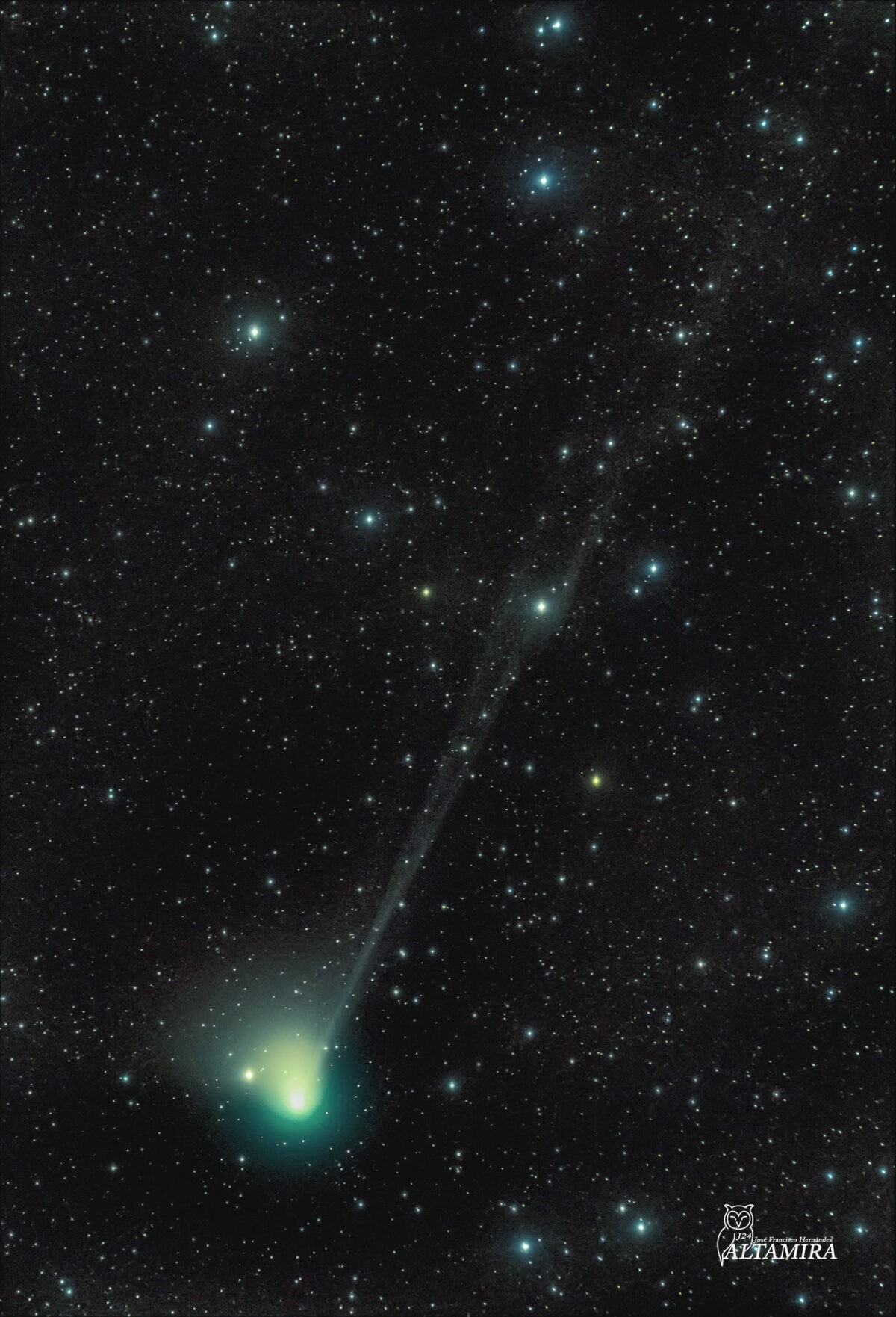 C/2022 E3 ZTF демонстрирует зеленую кому и ионный хвост с желтым оттенком.(Courtesy of Jose Francisco Hernandez)