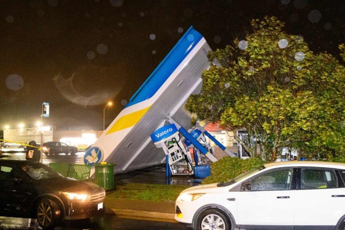 Повреждённая автозаправочная станция Valero во время «бомбового циклона» в Южном Сан-Франциско, Калифорния, 4 января 2023 года. (Josh Edelson/AFP/Getty Images)