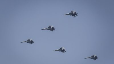Самолеты ВВС Народно-освободительной армии Китая  летят строем в Пекине 1 октября 2019 г. (Wang He/Getty Images)