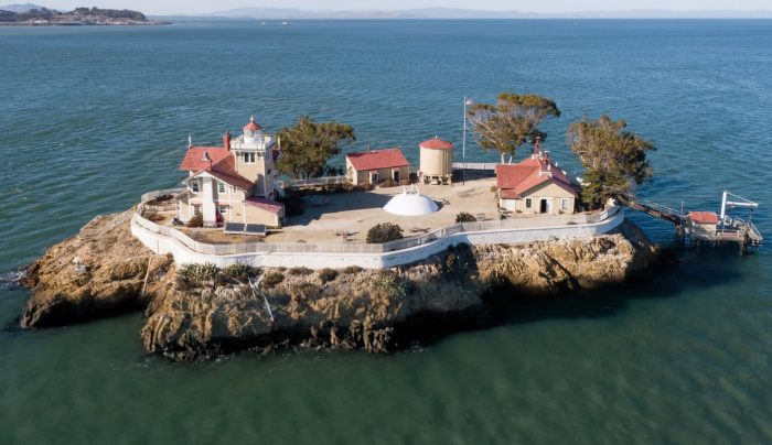 Аэрофотоснимок станции East Brother Light Station. (Courtesy of Tom Butt)