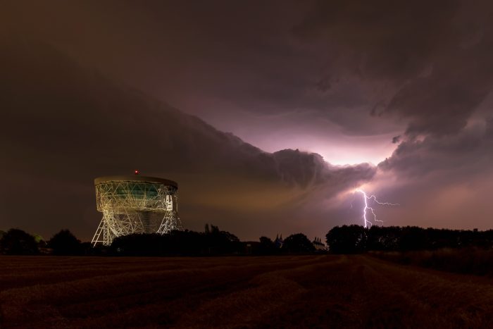 «Гроза над Джодрелл Бэнк», Мелвин Николсон. (Courtesy of Melvin Nicholson/Landscape Photographer of the Year)