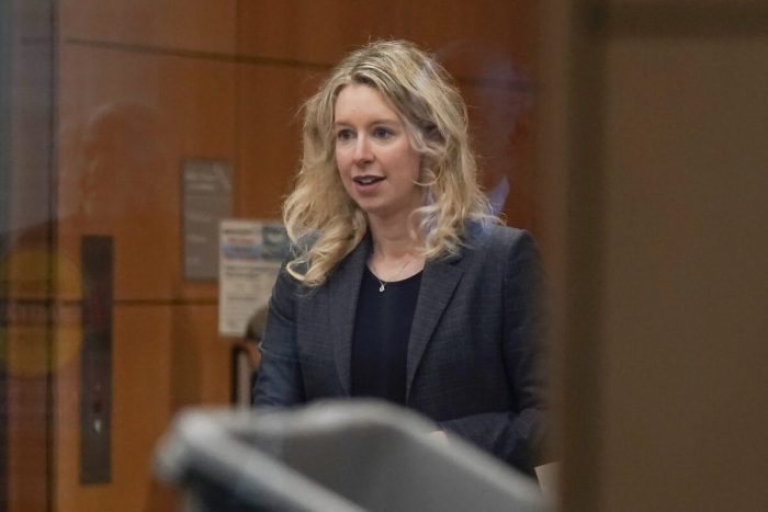Бывший генеральный директор Theranos Элизабет Холмс прибывает в федеральный суд в Сан-Хосе, Калифорния, 17 октября 2022 года. (Jeff Chiu/AP Photo)