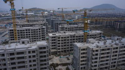 Недостроенные многоквартирные дома в комплексе Health Valley China Evergrande Group на окраине Нанкина, Китай, 22 октября 2021 года. (Qilai Shen/Bloomberg via Getty Images)

