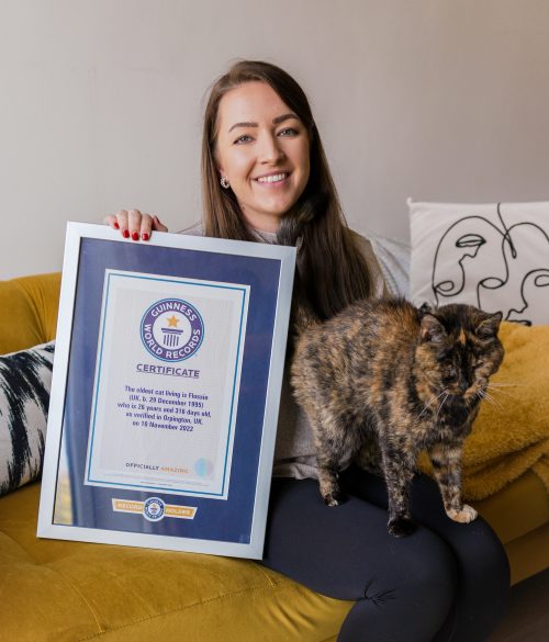 Флосси со своей хозяйкой Вики Грин. (Courtesy of Cats Protection via Guinness World Records)