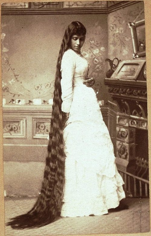 Неизвестная дама с длинными волосами, около 1900 года. (Public Domain)