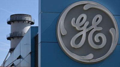 Логотип американского гиганта General Electric на заводе в Белфорте на востоке Франции 29 марта 2021 года. (Sebastien Bozon/AFP via Getty Images)

