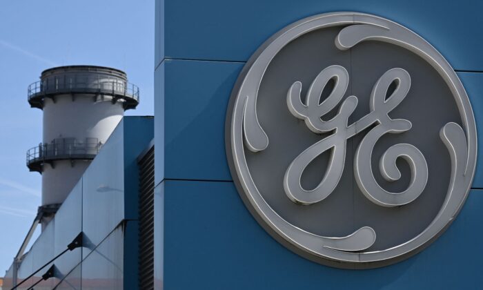Логотип американского гиганта General Electric на заводе в Белфорте на востоке Франции 29 марта 2021 года. (Sebastien Bozon/AFP via Getty Images)
