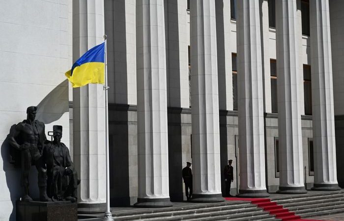 Фото: Здание украинского парламента в ожидании церемонии инаугурации президента Владимира Зеленского в Киеве, 20 мая 2019 года. (SERGEI SUPINSKY/AFP via Getty Images)