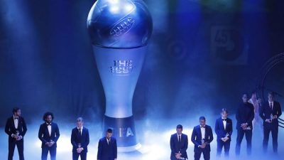 Фото. 11 игроков года FIFA FIFPro среди мужчин (LR) Алиссон, Серхио Рамос, Марсело Виейра, Лионель Месси, Френки де Йонг, Эден Азар, Килиан Мбаппе, Лука Модрич, Вирджил ван Дейк и Маттейс де Лигт во время вручения награды The ​​Best FIFA Football Awards 2019, 23 сентября 2019 года в Милане, Италия. (Emilio Andreoli/Getty Images)