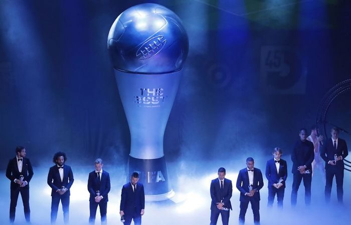 Фото. 11 игроков года FIFA FIFPro среди мужчин (LR) Алиссон, Серхио Рамос, Марсело Виейра, Лионель Месси, Френки де Йонг, Эден Азар, Килиан Мбаппе, Лука Модрич, Вирджил ван Дейк и Маттейс де Лигт во время вручения награды The ​​Best FIFA Football Awards 2019, 23 сентября 2019 года в Милане, Италия. (Emilio Andreoli/Getty Images)