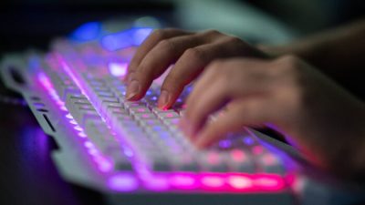 Неназванный китайский хакер использует свой компьютер в офисе в Дунгуане, южная китайская провинция Гуандун, 4 августа 2020 года. (Nicolas Asfouri/AFP via Getty Images)