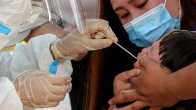 Ребёнок проходит тест на нуклеиновую кислоту на COVID-19 в Чжэнчжоу, провинция Хэнань, центральный Китай, 31 июля 2021 года. (AFP/Getty Images)
