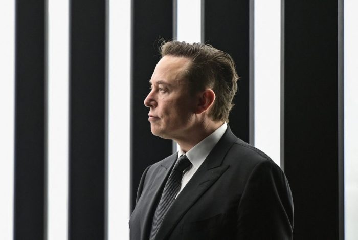 Генеральный директор Tesla Илон Маск присутствует на открытии производства на «Гигафабрике» Tesla в Грюнхайде, к юго-востоку от Берлина, 22 марта 2022 года. (Patrick Pleul/Pool/AFP via Getty Images)