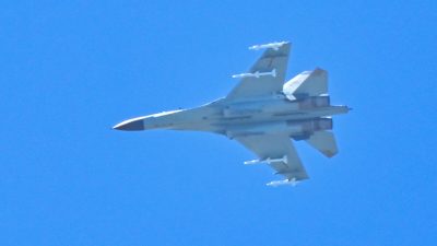 Китайский военный самолёт пролетает над островом Пинтань, одной из ближайших к Тайваню точек материкового Китая, в провинции Фуцзянь, 5 августа 2022 года. (Hector Retamal/AFP via Getty Images)
