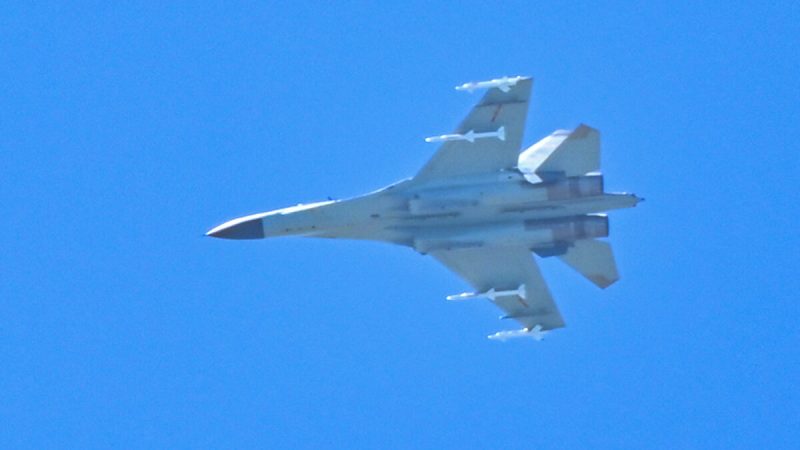 Китайский военный самолёт пролетает над островом Пинтань, одной из ближайших к Тайваню точек материкового Китая, в провинции Фуцзянь, 5 августа 2022 года. (Hector Retamal/AFP via Getty Images)
