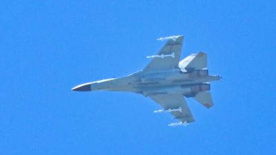 Китайский военный самолёт пролетает над островом Пинтань, одной из ближайших к Тайваню точек материкового Китая, в провинции Фуцзянь, 5 августа 2022 года. (Hector Retamal/AFP via Getty Images)
