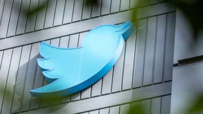 Логотип Twitter на штаб-квартире Twitter в Сан-Франциско, Калифорния, 28 октября 2022 г. (CONSTANZA HEVIA/AFP via Getty Images)