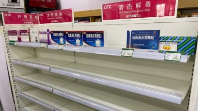 Почти пустая полка с лекарствами от простуды в аптеке на фоне последней вспышки COVID в Пекине, Китай, 15 декабря 2022 года. (Yuxuan Zhang/AFP via Getty Images)
