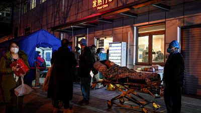 Скорая помощь доставляет пациента в инфекционную  клинику в Пекине, 21 декабря 2022 года.  (Jade Gao/AFP via Getty Images)