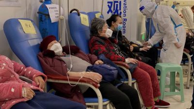 Пациенты с COVID-19 отдыхают во Второй дочерней больнице Чунцинского медицинского университета в городе Чунцин на юго-западе Китая 23 декабря 2022 года. (Noel Celis/AFP via Getty Images)