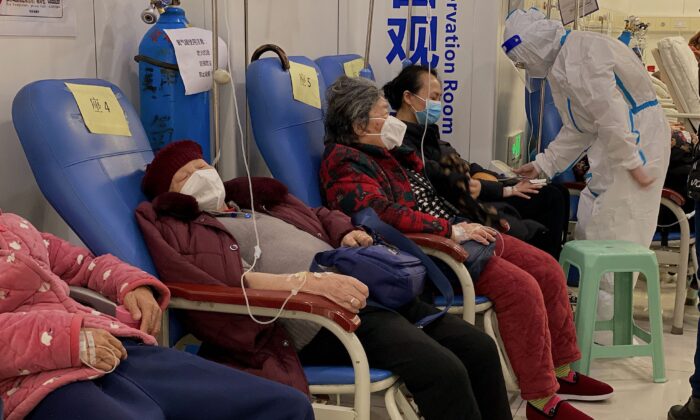 Пациенты с COVID-19 отдыхают во Второй дочерней больнице Чунцинского медицинского университета в городе Чунцин на юго-западе Китая 23 декабря 2022 года. (Noel Celis/AFP via Getty Images)