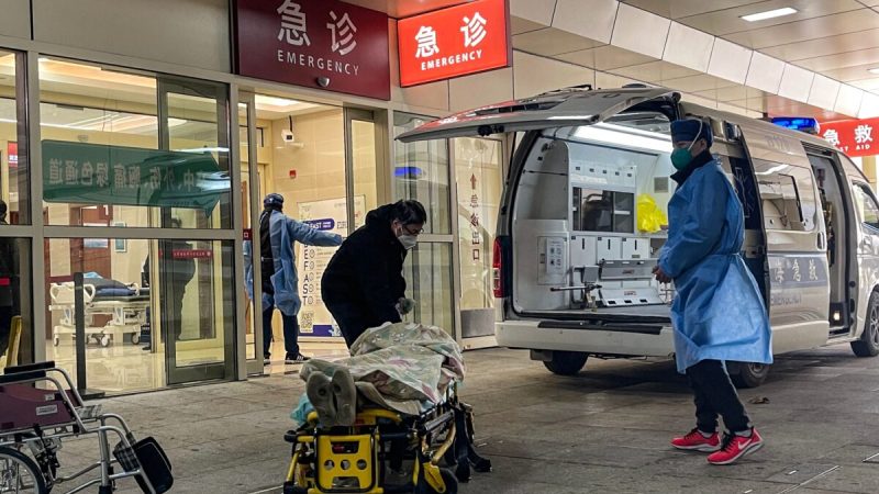 Пациента на носилках привезли в отделение скорой помощи в больнице Хуашань в районе Цзинъань в Шанхае, 23 декабря 2022 года. (Hector Retamal/AFP via Getty Images)