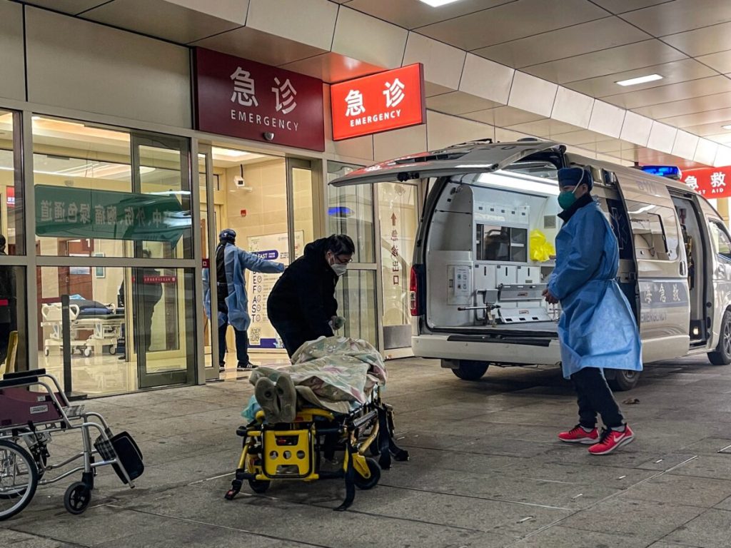 Пациент на носилках прибывает в отделение скорой помощи в больнице Хуашань в районе Цзинъань в Шанхае 23 декабря 2022 года. (Hector Retamal/AFP via Getty Images)