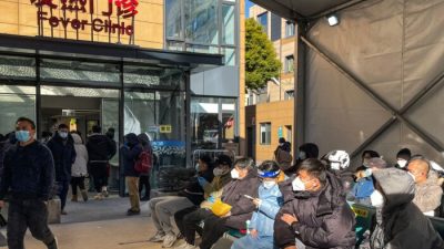 Люди ждут медицинской помощи у лихорадочной клиники в больнице Тонжэнь в районе Чаннин в Шанхае, 23 декабря 2022 года. (Hector Retamal/AFP via Getty Images)
