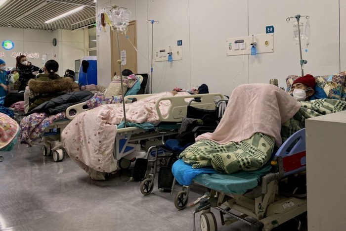 На этом снимке показаны пациенты с Covid-19 на койках в больнице Тяньцзинь Нанькай в Тяньцзине 28 декабря 2022 года. (Noel Celis/AFP via Getty Images)