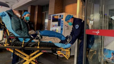 Медицинские работники привозят пациента с COVID-19 в центральную больницу в Тяньцзине, Китай, 28 декабря 2022 г. (Noel Cells/AFP via Getty Images)