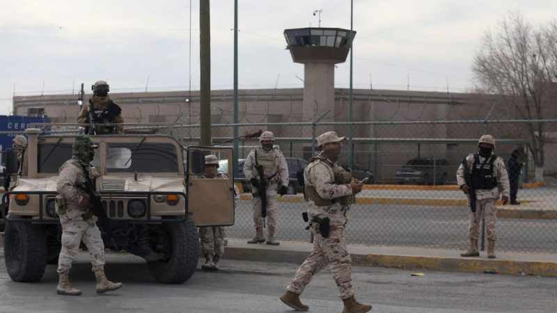 Мексиканские военнослужащие охраняют территорию возле тюрьмы Сьюдад-Хуарес № 3 после нападения, в результате которого 14 человек погибли, а 24 заключённым удалось бежать 1 января 2023 года. (Herika Martinez/AFP via Getty Images)